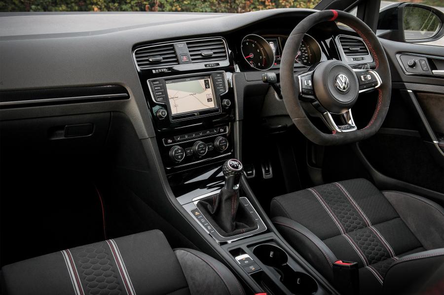 Интерьер Volkswagen Golf GTI Clubsport Edition 40 2016 года  (UK) (фото 18 из 30)
